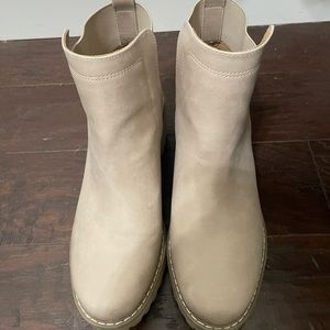 Women’s size 9 tan boots